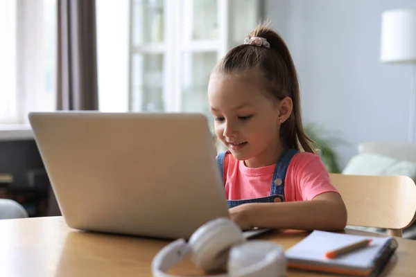 Enseignement Distance Petite Fille Joyeuse Dans Les Écouteurs Aide Ordinateur — Photo