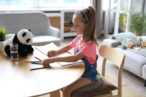 Усміхнена Щаслива Дівчина Сидить Столом Іграшковою Пандою Ведмідь Поруч Нею — стокове фото