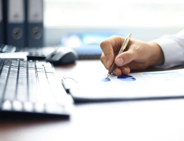 Geschäftsmann macht sich Notizen — Stockfoto