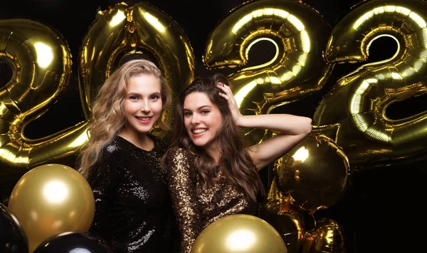 Meninas Lindas Felizes Vestidos Festa Sexy Elegante Segurando Ouro 2022 — Fotografia de Stock