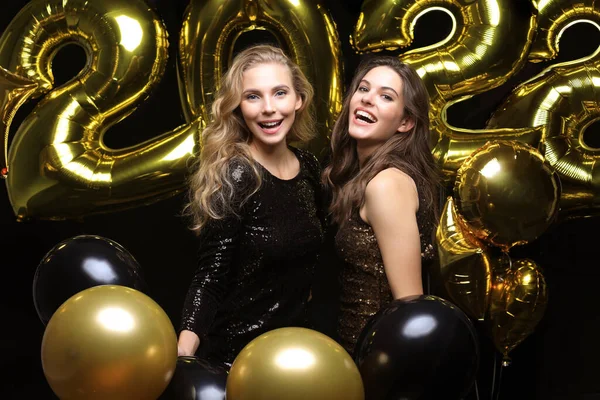 Meninas Lindas Felizes Vestidos Festa Sexy Elegante Segurando Ouro 2022 — Fotografia de Stock