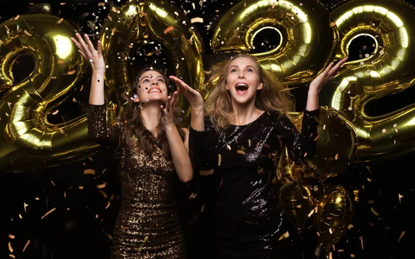 Meninas Lindas Felizes Vestidos Festa Sexy Elegante Segurando Ouro 2022 — Fotografia de Stock