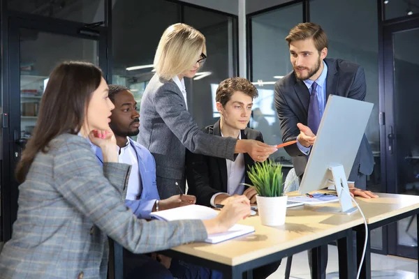 Grupo Empresários Uma Reunião Discutindo Planejando Projeto — Fotografia de Stock