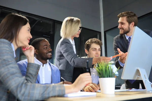 Assessor Negócios Analisando Números Financeiros Que Denotam Progresso Trabalho Empresa — Fotografia de Stock