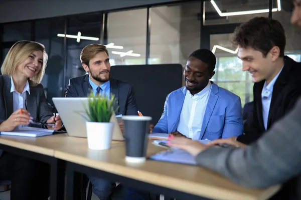 Bedrijfsadviseur Die Financiële Cijfers Analyseert Die Voortgang Van Werkzaamheden Van — Stockfoto