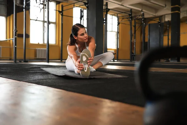 Ung Sportig Kvinna Stretchar Gymmet — Stockfoto