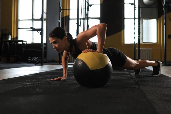 Passform Och Muskulös Kvinna Tränar Med Medicinboll Gymmet — Stockfoto