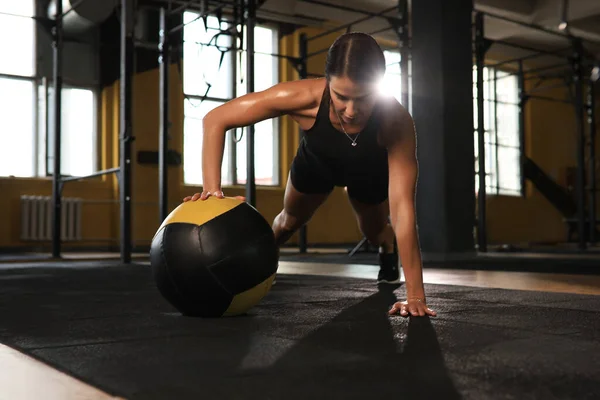 Formda Kaslı Bir Kadın Spor Salonunda Ilaç Topuyla Egzersiz Yapıyor — Stok fotoğraf