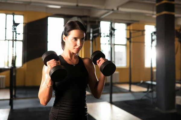 Muskulös Passform Kvinna Tränar Bygga Muskler Gym — Stockfoto