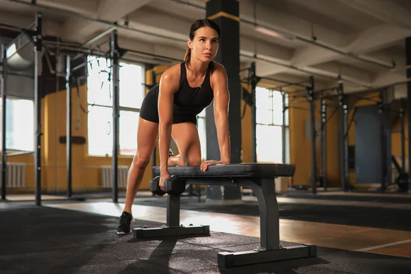 Formda Kaslı Bir Kadın Spor Salonunda Dambıllarla Egzersiz Yapıyor — Stok fotoğraf