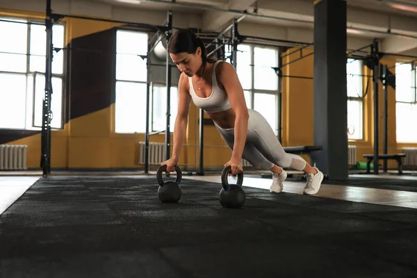 Szczupła Sportowa Kobieta Robi Pompki Siłowni Trening Crossfit — Zdjęcie stockowe