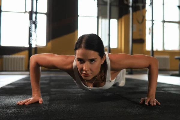 Spor Salonunda Şınav Çeken Zayıf Sportif Bir Kadın Crossfit Eğitimi — Stok fotoğraf