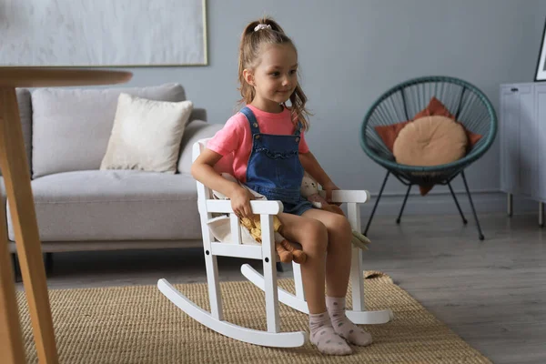 Opgewonden Kind Schommelstoel Spelen Met Haar Gevulde Speelgoed Terwijl Zitten — Stockfoto