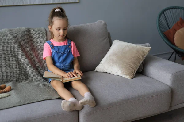 Mała Dziewczynka Siedzi Domu Odrabia Lekcje Uczy Się Materiału Czyta — Zdjęcie stockowe