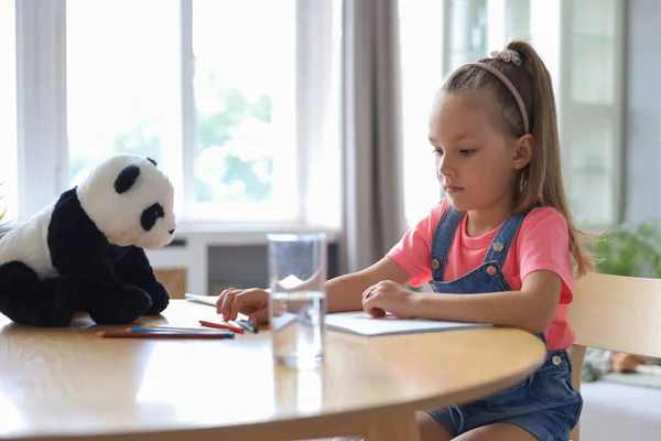 Fille Heureuse Frappante Assise Dans Table Avec Ours Panda Jouet — Photo