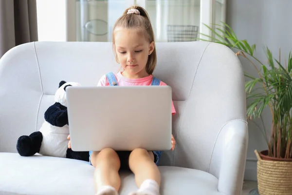 Дистанционное Обучение Веселая Маленькая Девочка Помощью Ноутбука Компьютер Изучает Через — стоковое фото