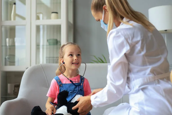 Küçük Kız Kontrol Için Doktorda Doktor Eğlenceli Bir Oyuncak Ayı — Stok fotoğraf