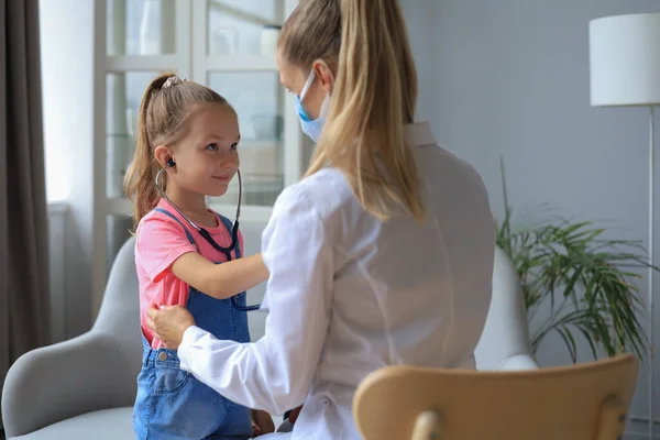 Una Niña Médico Para Chequeo Niño Ausculta Los Latidos Del — Foto de Stock