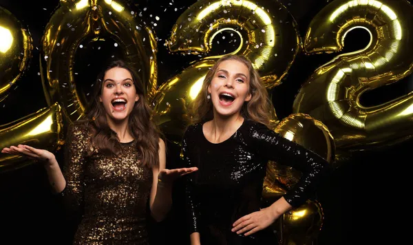 Happy Gorgeous Girls Stylish Sexy Party Dresses Holding Gold 2022 — Stock Photo, Image