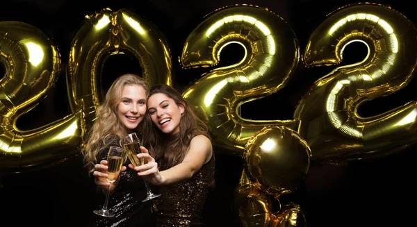 Duas Jovens Beber Champanhe Imagem Meninas Com Balões Isolados Fundo — Fotografia de Stock