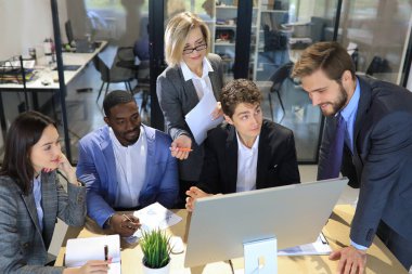 Modern iş adamları yeni projeyi ofiste tartıştılar