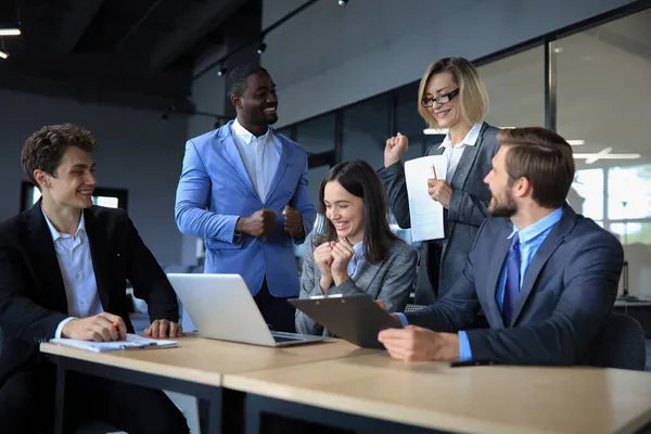 Gente Negocios Feliz Ríe Cerca Computadora Portátil Oficina Compañeros Equipo —  Fotos de Stock