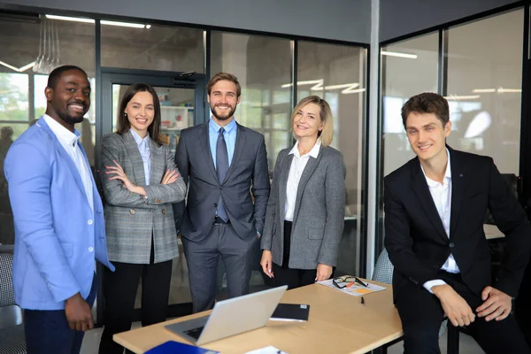 Група Успішних Бізнесменів Тлі Офісу — стокове фото