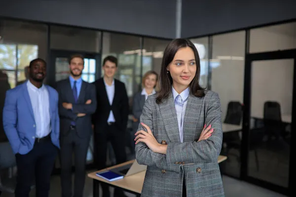 Zakelijke Vrouw Met Haar Personeel Mensen Groep Achtergrond Moderne Lichte — Stockfoto