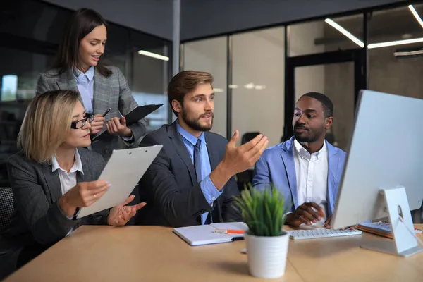 Equipo Negocios Inicio Reunión Oficina Brillante Moderna Lluvia Ideas Interior — Foto de Stock