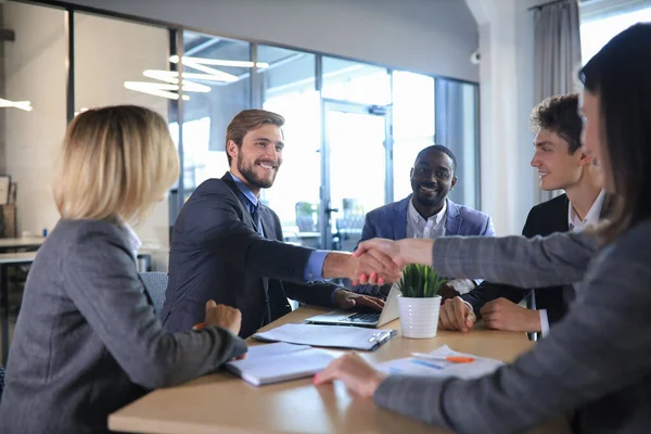 Bewerber Beim Vorstellungsgespräch Händedruck Beim Bewerbungsgespräch — Stockfoto