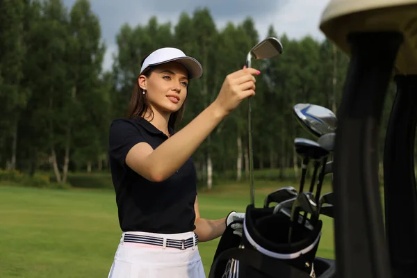 Profesyonel Kadın Golfçü Çantadan Golf Sopasını Seçiyor — Stok fotoğraf