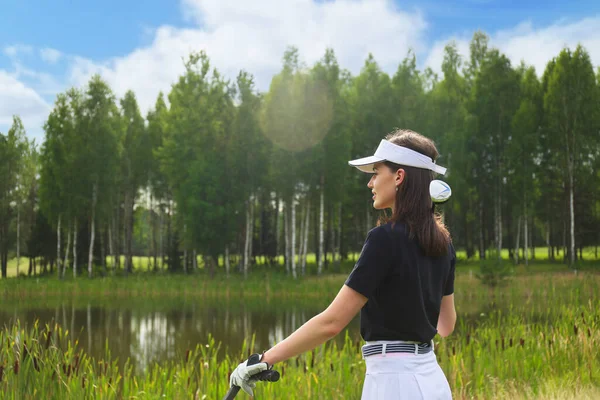 Golf Sahasında Genç Bir Kadın — Stok fotoğraf