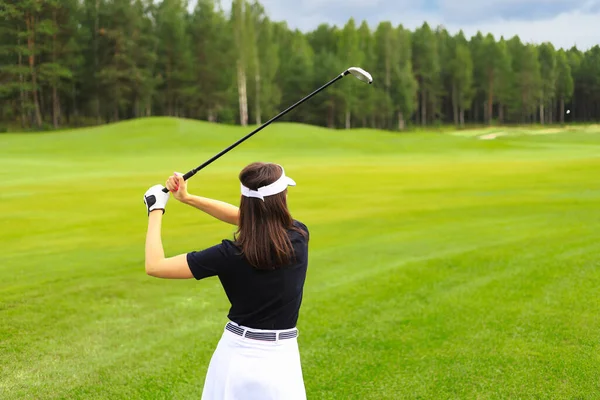 Kobieta Golfistka Uderza Tor Wodny Kierunku Domu Klubu — Zdjęcie stockowe