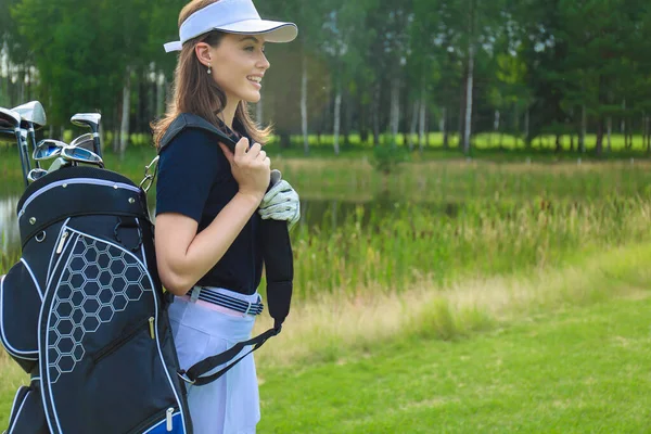 漂亮的高尔夫球手 背着高尔夫球袋 面带微笑 — 图库照片