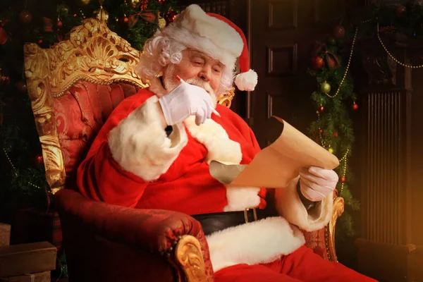 Porträt Des Weihnachtsmannes Bei Der Beantwortung Von Weihnachtsbriefen — Stockfoto