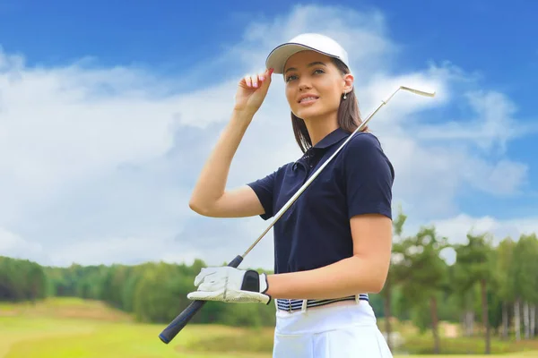 Golfista Feminina Profissional Segurando Clube Golfe Campo Olhando Para Longe — Fotografia de Stock