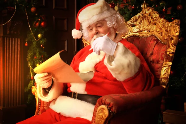 Retrato Papai Noel Respondendo Cartas Natal — Fotografia de Stock