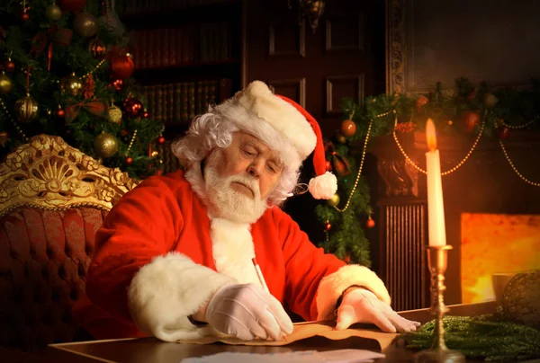 Retrato Santa Claus Respondiendo Cartas Navidad — Foto de Stock