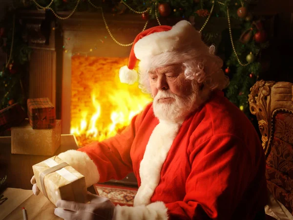 Retrato Papai Noel Feliz Sentado Seu Quarto Casa Perto Árvore — Fotografia de Stock