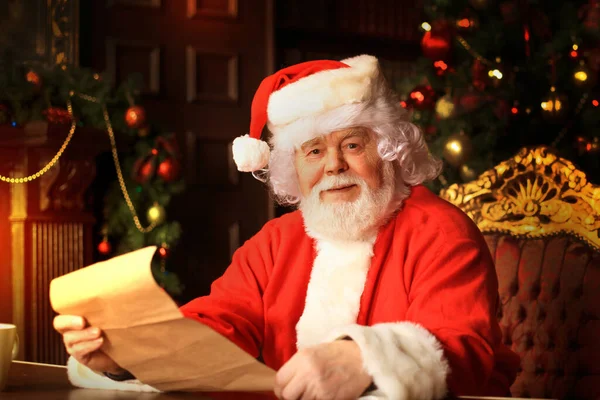 Retrato Papá Noel Feliz Sentado Habitación Casa Cerca Del Árbol — Foto de Stock