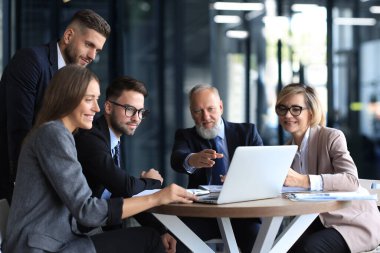 İşletme ekibi laptopun sonuçlarını kontrol etmek için çalışıyor.
