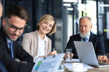 Bir grup iş ortağı ofiste fikir ve planlama işini tartışıyor.