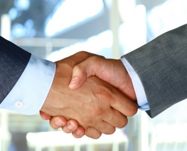 Bir iş elin çekim iki arkadaşları arasında sallamak.