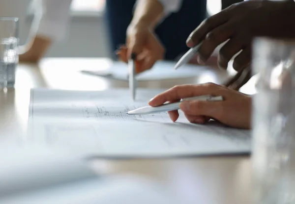 Unternehmensberater Der Finanzzahlen Analysiert Die Den Fortschritt Der Arbeit Des — Stockfoto