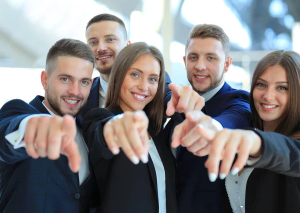 Ritratto Giovani Imprenditori Eccitati Che Indicano — Foto Stock