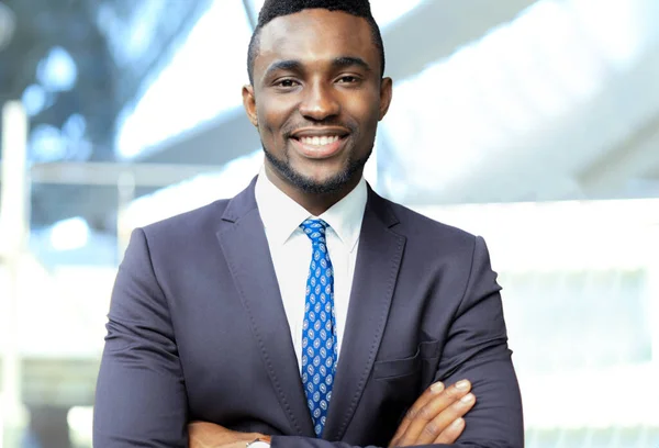 Heureux jeune homme d'affaires afro-américain regardant la caméra sur le lieu de travail au bureau — Photo