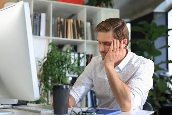 Trött Ung Man Sover Sitter Med Datorn Bakom Skrivbordet Kontoret — Stockfoto