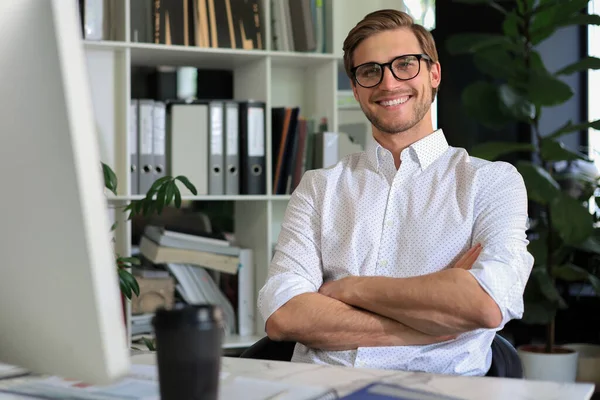 Portrait Jeune Homme Assis Son Bureau Dans Bureau — Photo