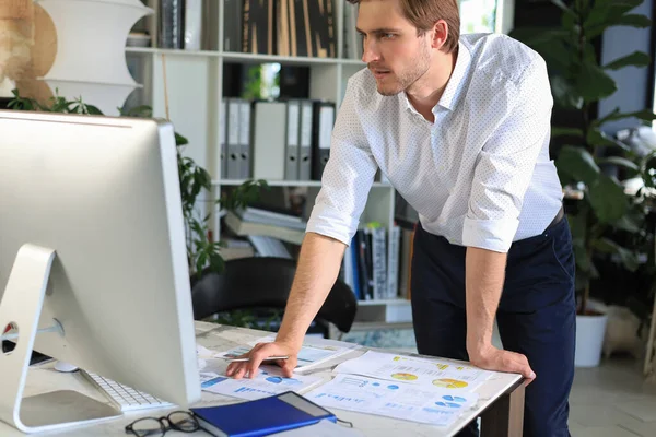Genç Modern Adamı Ofiste Çalışırken Bilgisayar Kullanarak Veri Analiz Ediyor — Stok fotoğraf