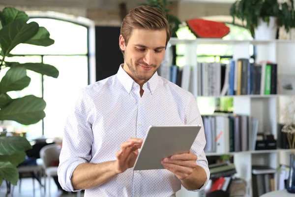 Hombre Negocios Guapo Usando Tableta Oficina — Foto de Stock